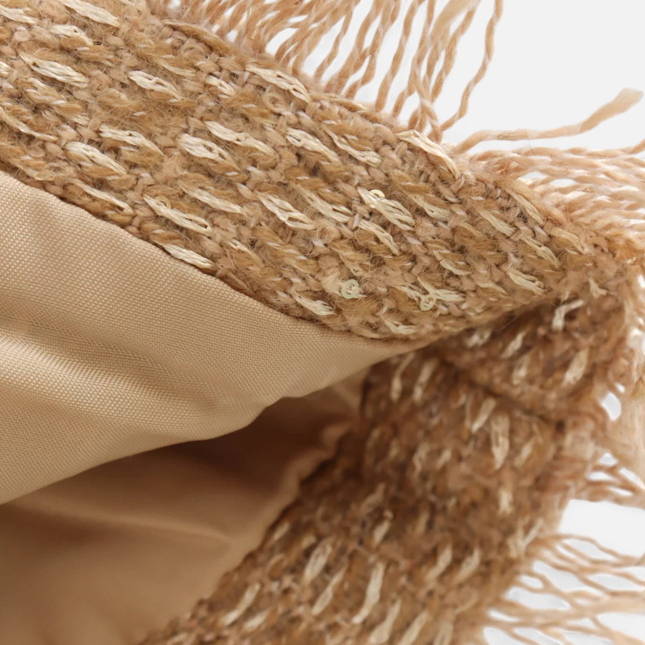 Frędzlowe wykończenie beżowej marynarki tweedowej — elegancki akcent w stylu Lubomirske