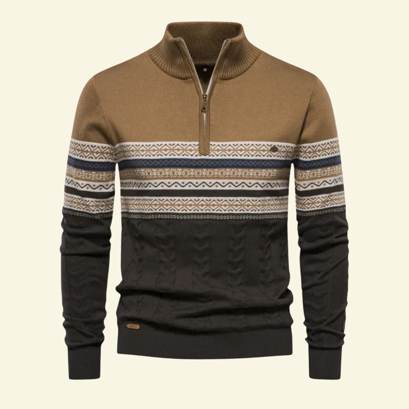 Jasnobrązowy męski sweter z półgolfem i zamkiem, z białym i brązowym wzorem w pasy, ujęcie od przodu.