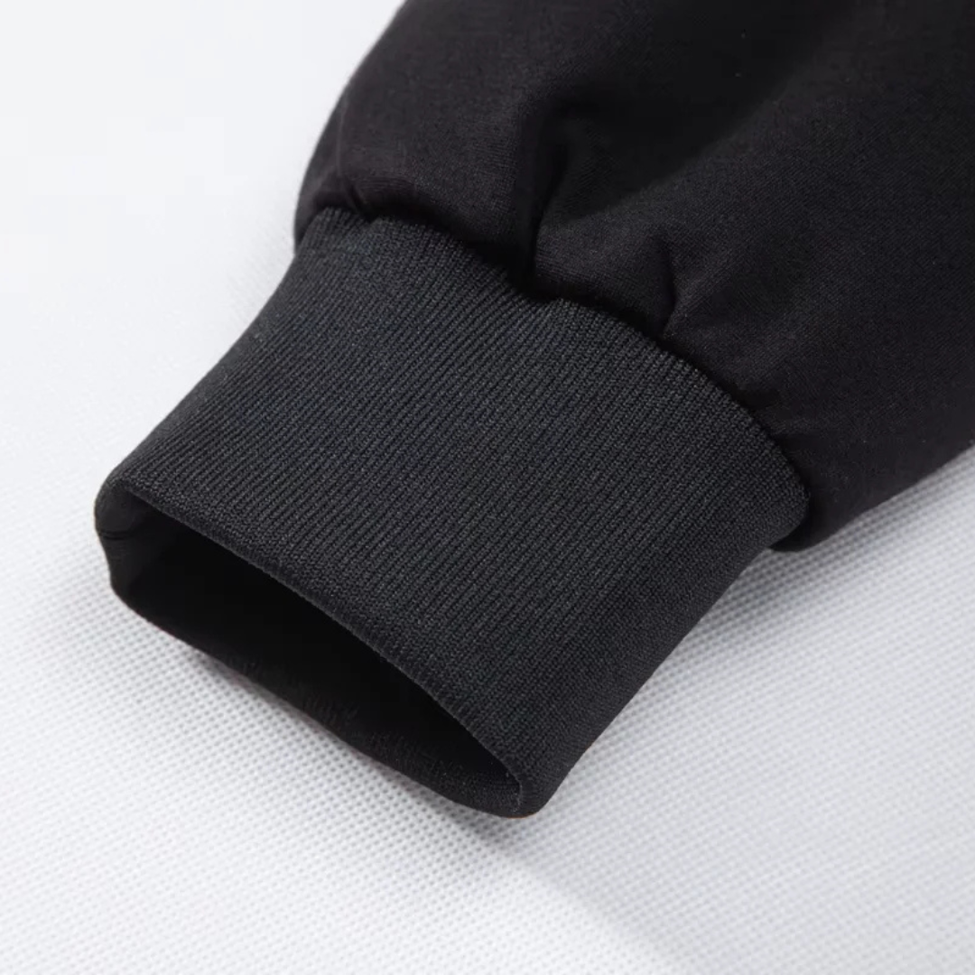 Zbliżenie na elastyczny mankiet czarnej kurtki puchowej męskiej — Lubomirske