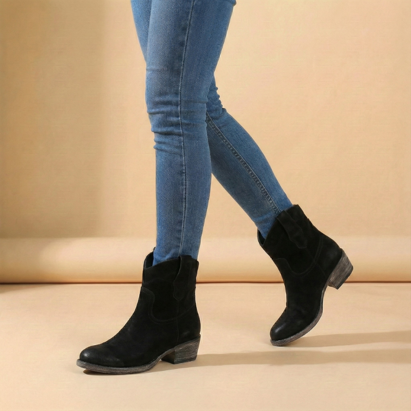 Botki wsuwane damskie w kolorze czarnym na modelce, ujęcie boczne