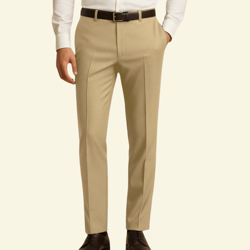 Model w spodniach w kolorze khaki o prostym kroju, z gładką tkaniną i subtelnym, eleganckim wykończeniem.