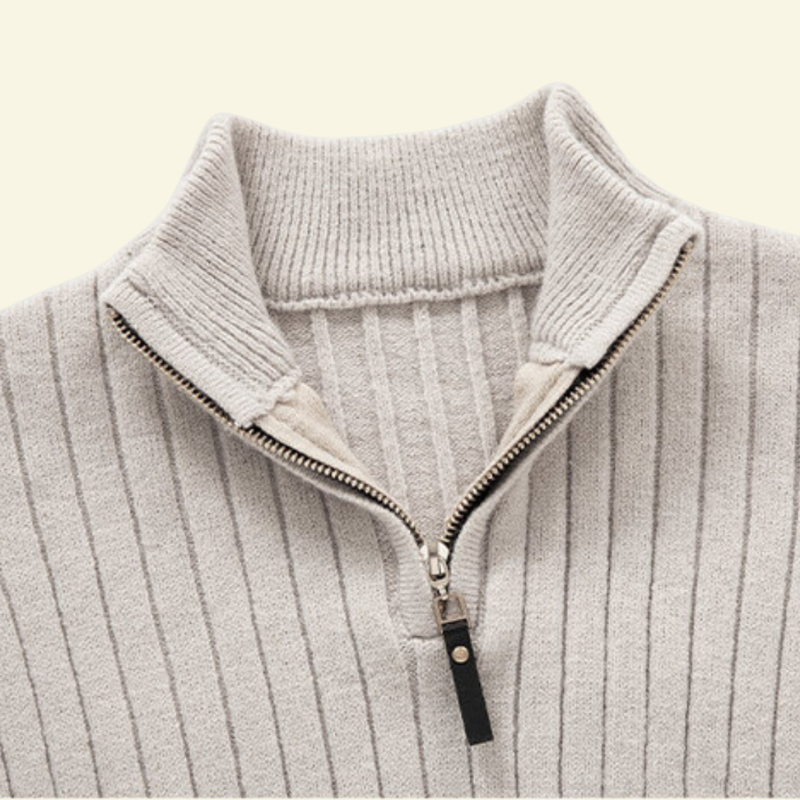 Zbliżenie na kołnierz półgolf kremowego swetra — wyraźna prążkowana struktura i metaliczny zamek.