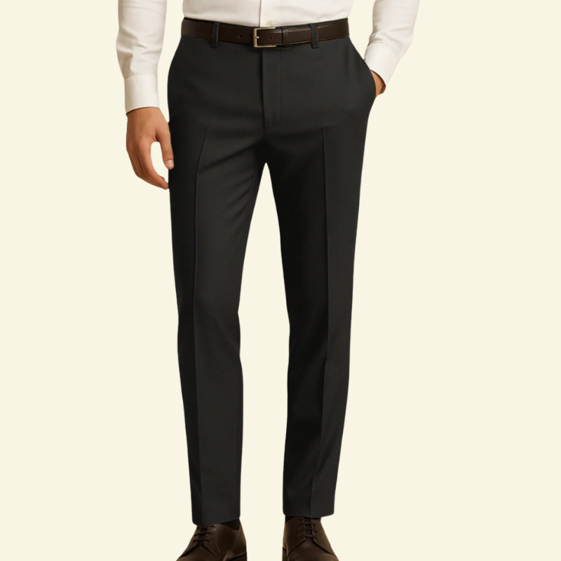 Model w czarnych męskich spodniach biznesowych o prostym kroju, ukazujących minimalistyczny, elegancki charakter.