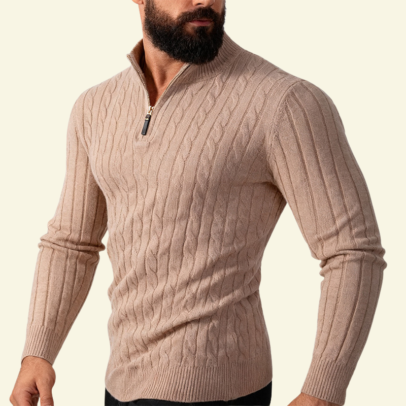 Model w beżowym kamelowym swetrze rozpinanym z półgolfem, pełne ujęcie z przodu z dobrze widocznym metalowym zamkiem i warkoczowym splotem.
EN: Model wearing the camel-beige half-zip mock-neck sweater, full front view showing the zipper and cable-knit texture.