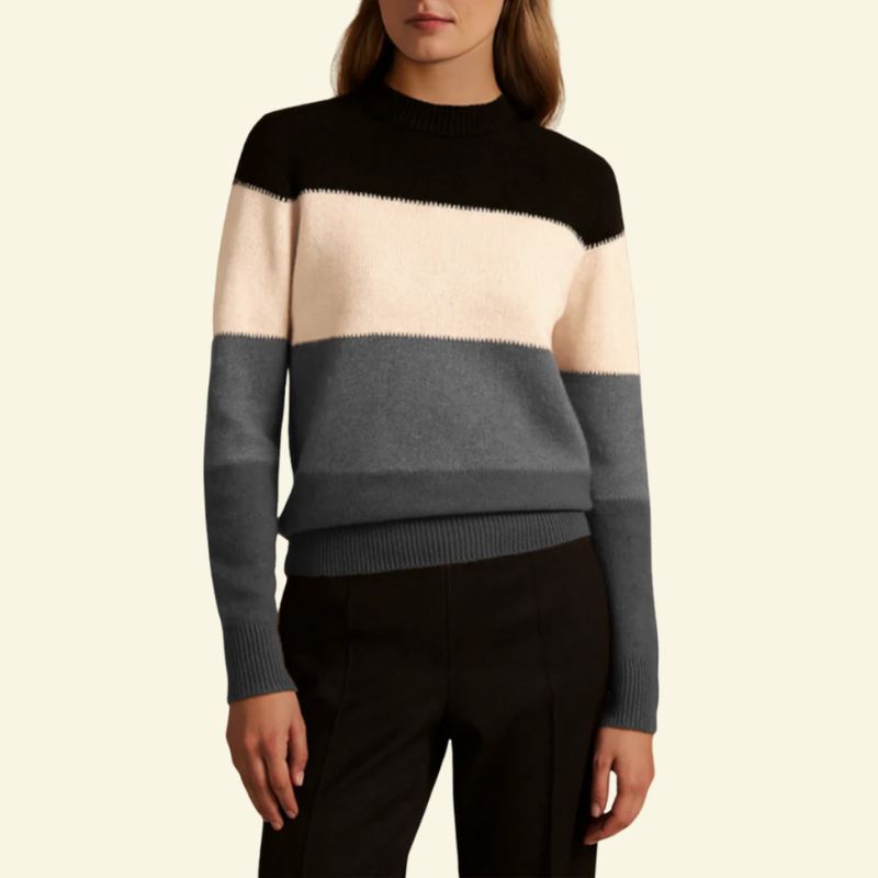 Modelka w ciemnoszarym wariancie swetra color-block; stonowana paleta, ciepła dzianina.