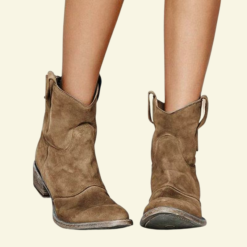 Botki wsuwane damskie w kolorze jasny brąz na modelce, widok z przodu