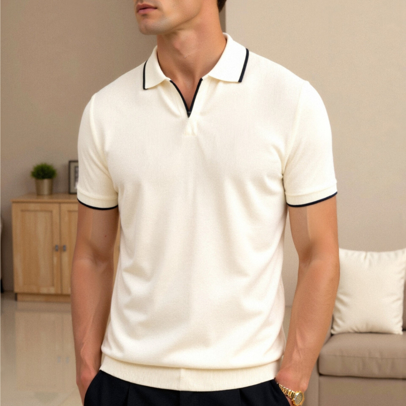 Model w kremowej koszulce polo, ujęcie od przodu w jasnym wnętrzu.