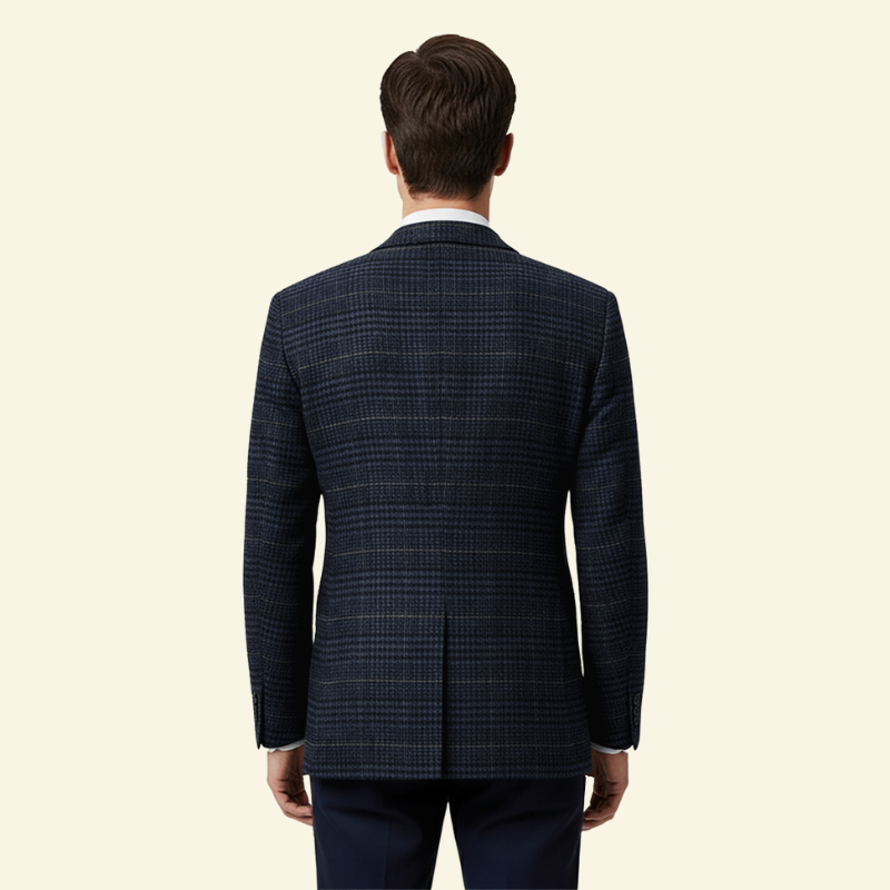 Model w granatowej marynarce w kratę, ujęcie od tyłu.