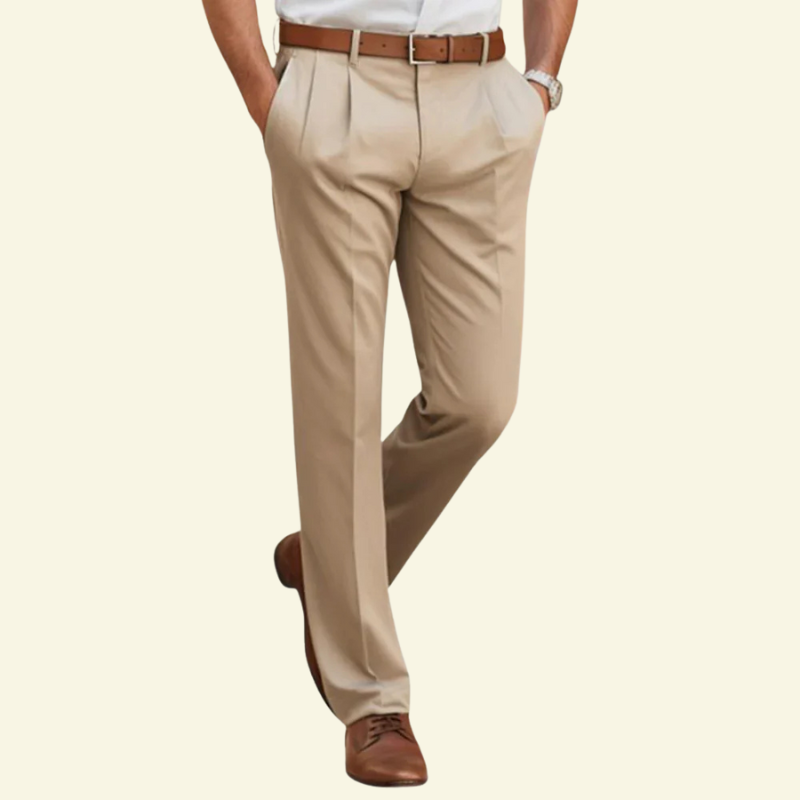 Beżowe męskie spodnie Slim Fit o lekkiej, klasycznej strukturze — idealne do letnich i eleganckich zestawień.