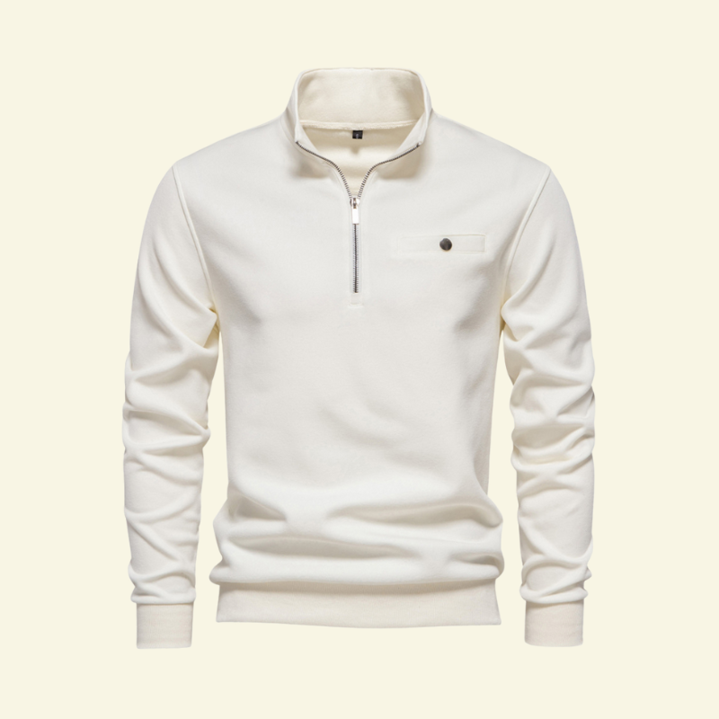 Biały męski sweter rozpinany z półgolfem, gładka faktura, metaliczny zamek i delikatne logo na piersi — ujęcie frontalne produktu.