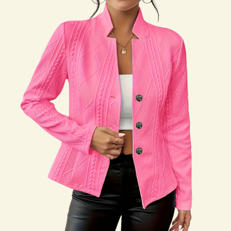 Modelka w głębokoróżowej marynarce o teksturowanej tkaninie, ujęcie od przodu.