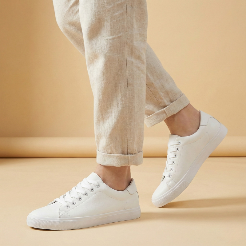 Białe sneakersy męskie w codziennym ujęciu stylizacyjnym, prezentowane podczas chodzenia.