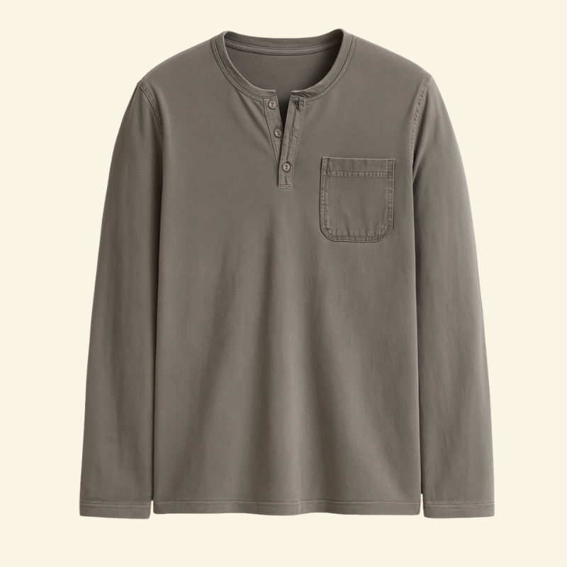 Beżowo-szara koszulka Henley z długim rękawem i kieszonką na piersi, ujęcie na płasko na jasnym tle.