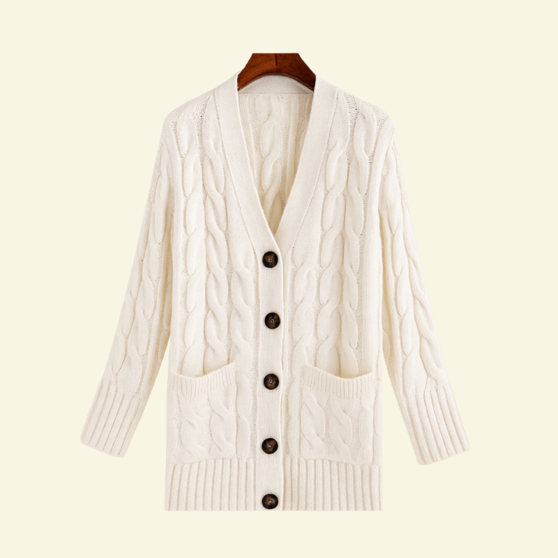 Kremowy kardigan damski z dekoltem w serek i dużymi guzikami, o miękkiej fakturze dzianiny — Lubomirske