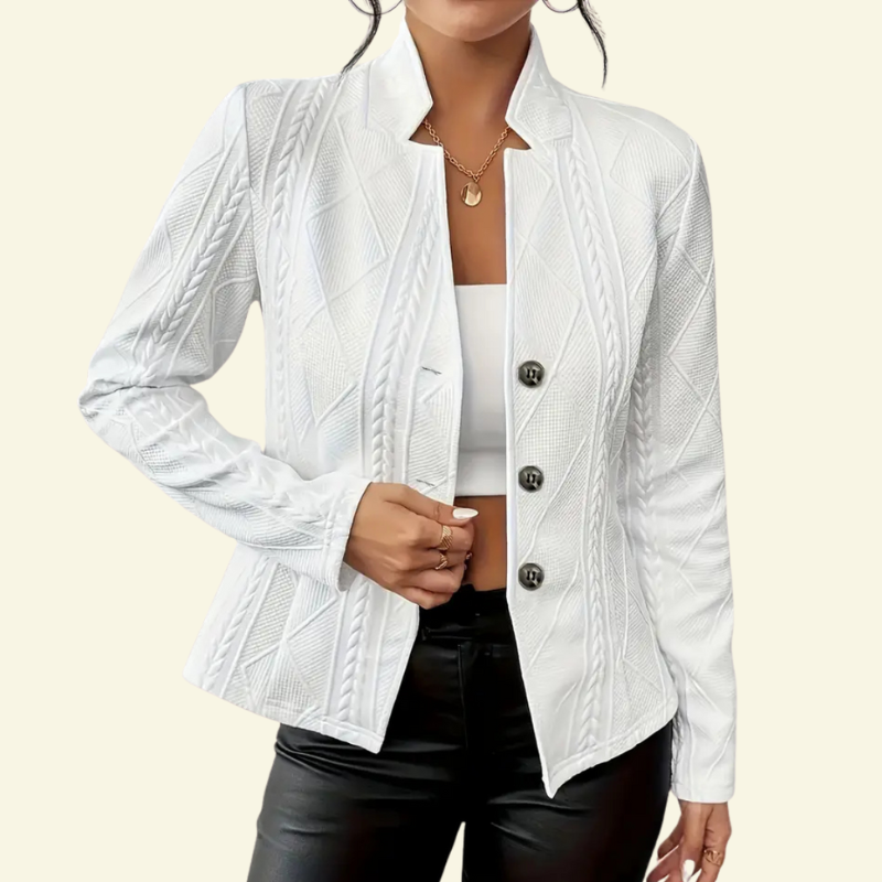 Modelka w białej teksturowanej marynarce, ujęcie od przodu.