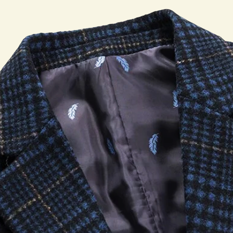 Zbliżenie na wewnętrzną podszewkę marynarki w granatowym kolorze z jasnymi akcentami.