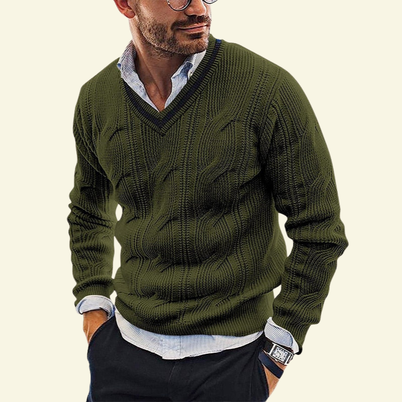 Model w zielonym wojskowym swetrze w serek; głęboki kolor i klasyczny kabelkowy wzór.