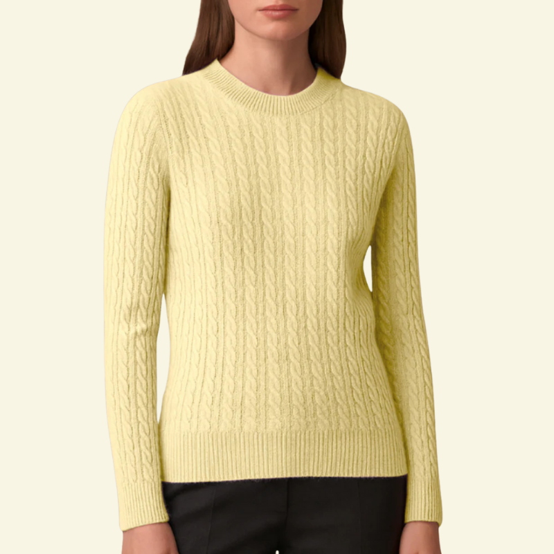 Sweter w pastelowym żółtym kolorze z warkoczową strukturą; delikatny i miękki.