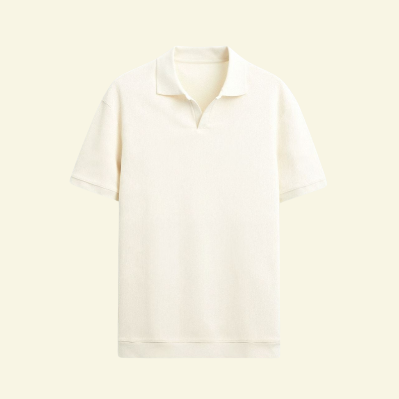 Kremowa koszulka polo z lekką teksturą dzianiny, ujęcie na płasko na jasnym tle.