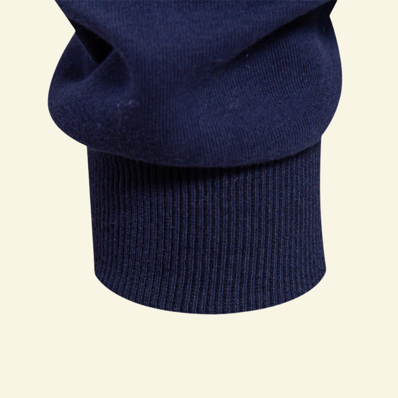 Zbliżenie na prążkowany mankiet rękawa swetra polo męskiego, precyzyjne wykończenie i elastyczna bawełna — Lubomirske