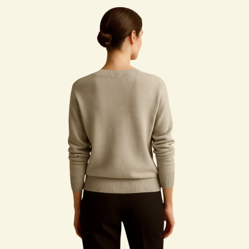 Tył damskiego swetra z dekoltem w serek w kolorze beżowo-szarym — Lubomirske