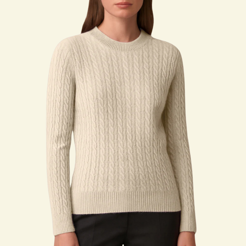 Kremowy sweter o warkoczowym splocie; ponadczasowy, miękki i elegancki.