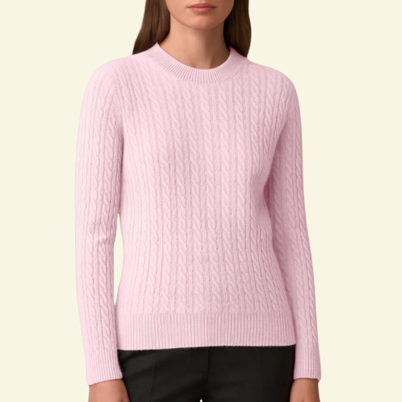 Sweter damski warkoczowy w pastelowym różu; miękka dzianina, klasyczny krój.