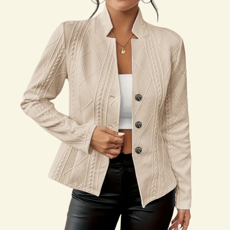 Modelka w beżowej teksturowanej marynarce, ujęcie od przodu.