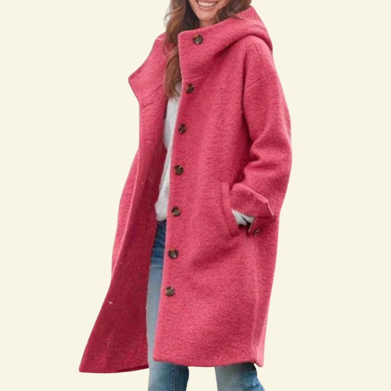 Modelka w malinoworóżowym długim płaszczu, ujęcie na stojąco.