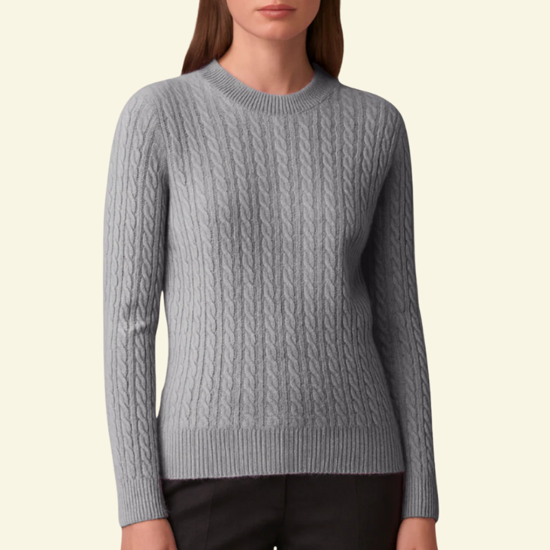 Modelka w jasnoszarym swetrze; neutralny ton i miękka struktura.