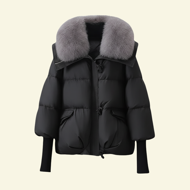 Czarna krótka kurtka puchowa z dużym, szarym futrzanym kołnierzem, ujęcie od przodu.