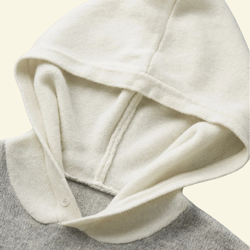 Zbliżenie na kaptur wełnianego swetra męskiego w odcieniu srebrnym, widoczna miękka faktura dzianiny — Lubomirske