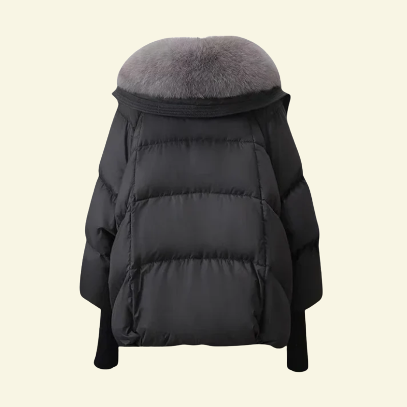 Czarna krótka kurtka puchowa z dużym szarym futrzanym kołnierzem, ujęcie od tyłu.