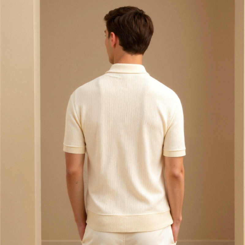 Model w kremowej koszulce polo, ujęcie od tyłu.