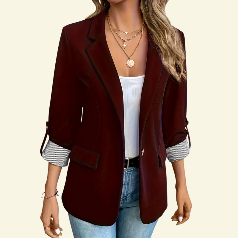 Modelka w bordowej marynarce z podwiniętymi rękawami, ujęcie od przodu.