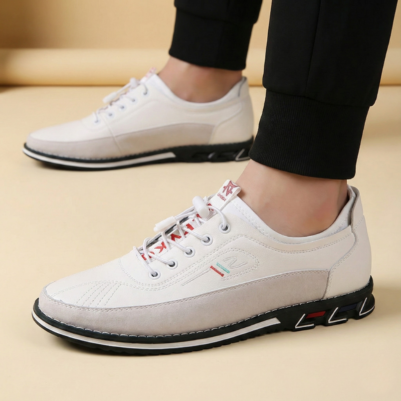 Białe sneakersy męskie noszone przez modela, widok z boku w jasnej stylizacji casualowej.