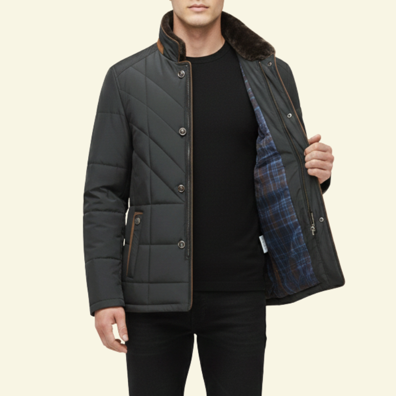 Mężczyzna prezentujący ciemnoszarą pikowaną kurtkę z otwartym frontem. Widoczna kontrastowa, granatowa podszewka i futerkowy kołnierz, podkreślające elegancki, ocieplany styl idealny na zimę.