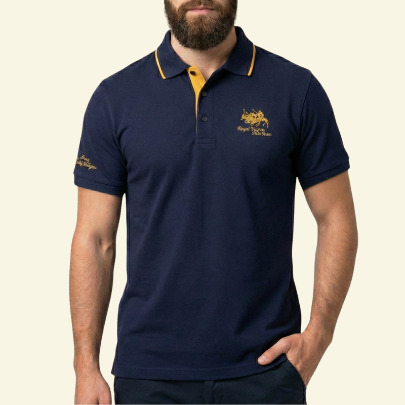 Model w granatowej koszulce polo z haftem, ujęcie od przodu na jasnym tle.