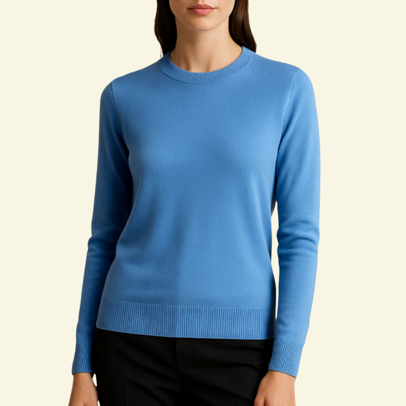 Modelka w niebieskim swetrze, ujęcie od przodu, gładka faktura.
