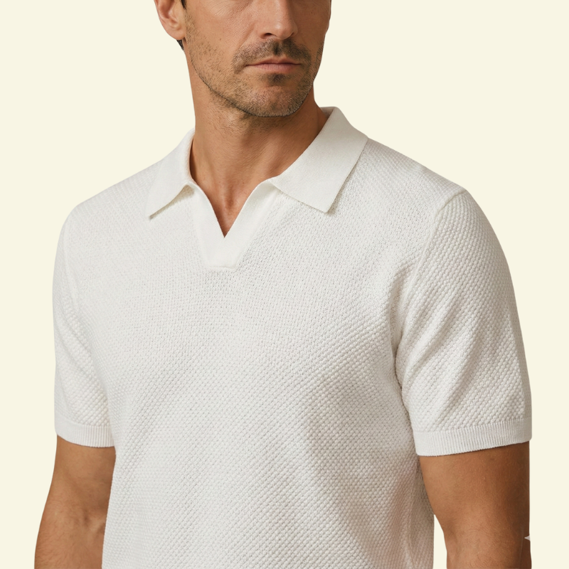 Zbliżenie na górną część sylwetki modela w białej koszulce polo, widoczna faktura materiału.