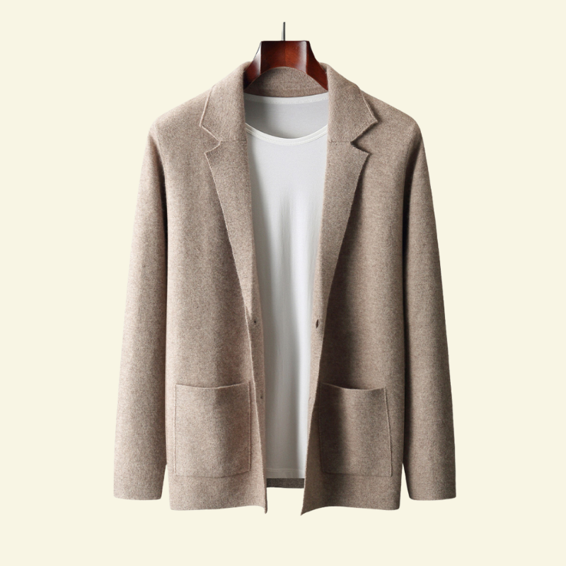 Beżowy kardigan męski z czystej wełny o kroju inspirowanym marynarką, z klapami i kieszeniami — Lubomirske