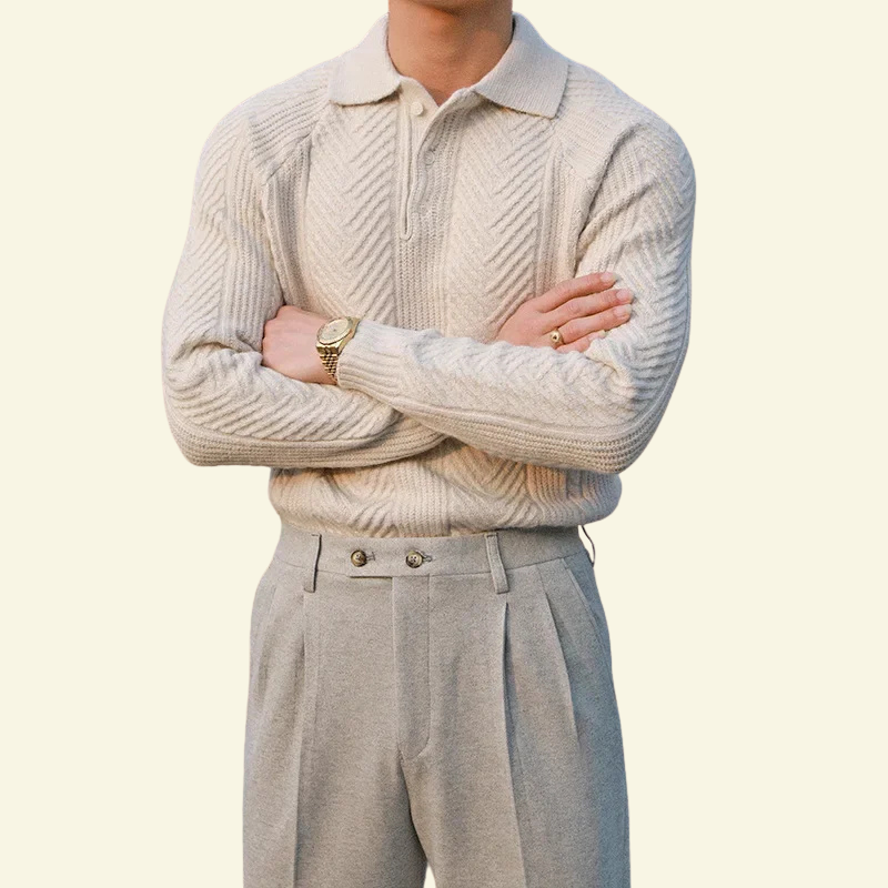 Mężczyzna w beżowym swetrze polo z dzianiny o warkoczowym splocie, styl smart casual — Lubomirske