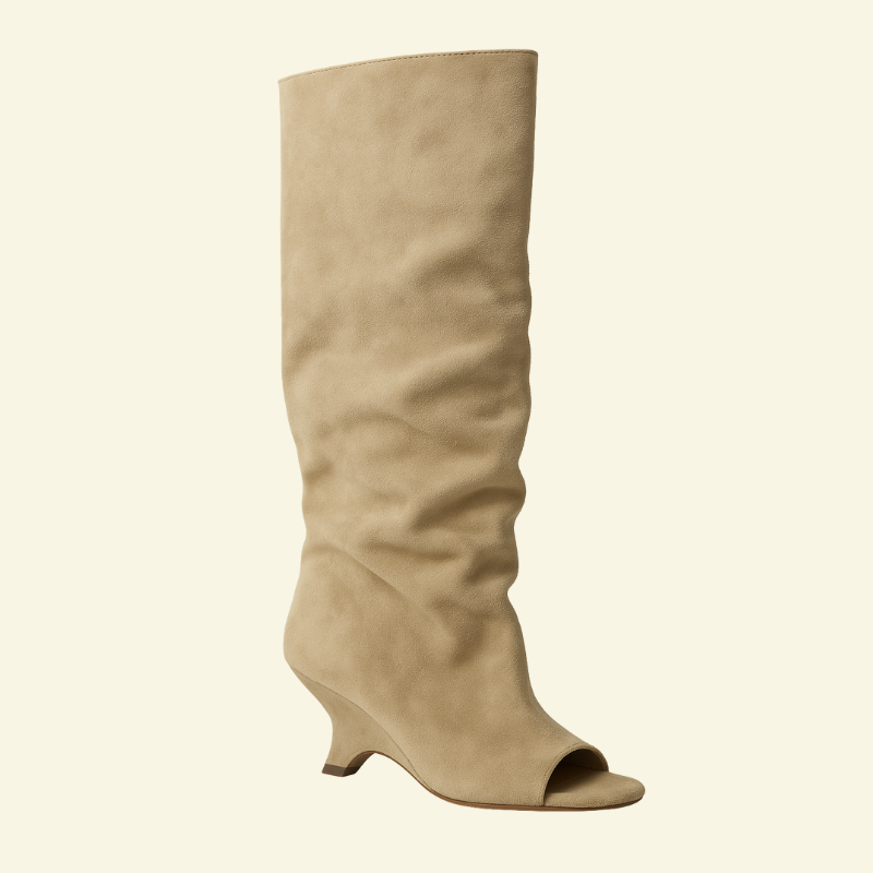 Beżowe kozaki na koturnie w ujęciu bocznym; gładka mikrofibra i delikatnie marszczona cholewka.