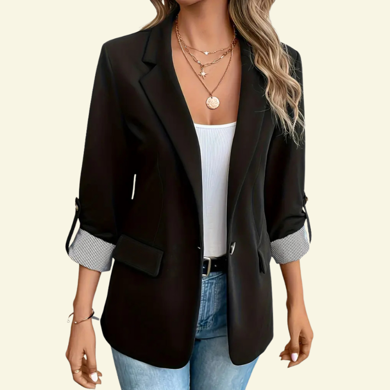 Modelka w czarnej marynarce z podwiniętymi rękawami, ujęcie od przodu.