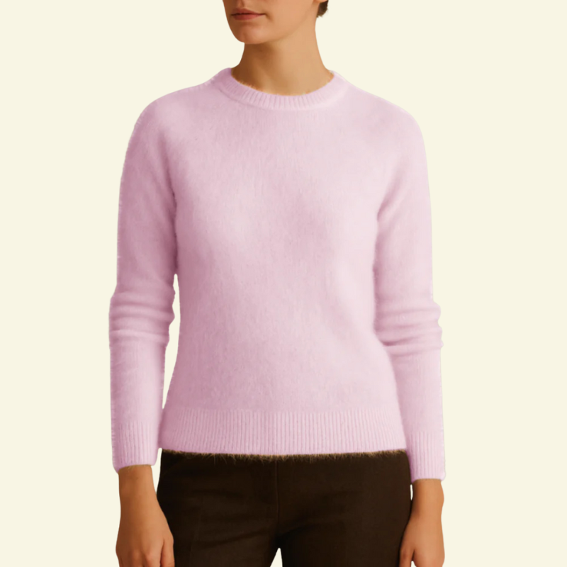 Różowy damski sweter o miękkiej, mohairowej teksturze, subtelny kolor podkreślający delikatny, klasyczny krój.