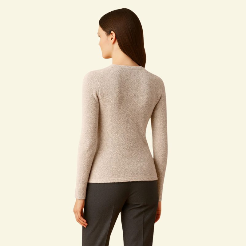 Tył kremowego swetra slim-fit; równomierna faktura, dopasowane rękawy, czysty minimalistyczny wygląd.