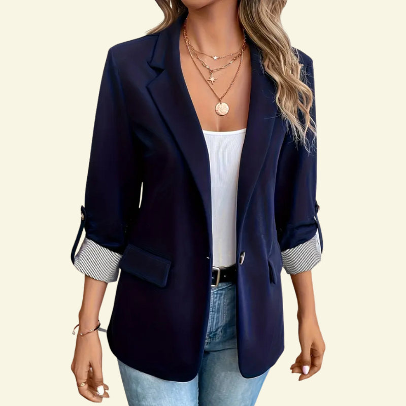 Modelka w granatowej marynarce z podwiniętymi rękawami, ujęcie od przodu.