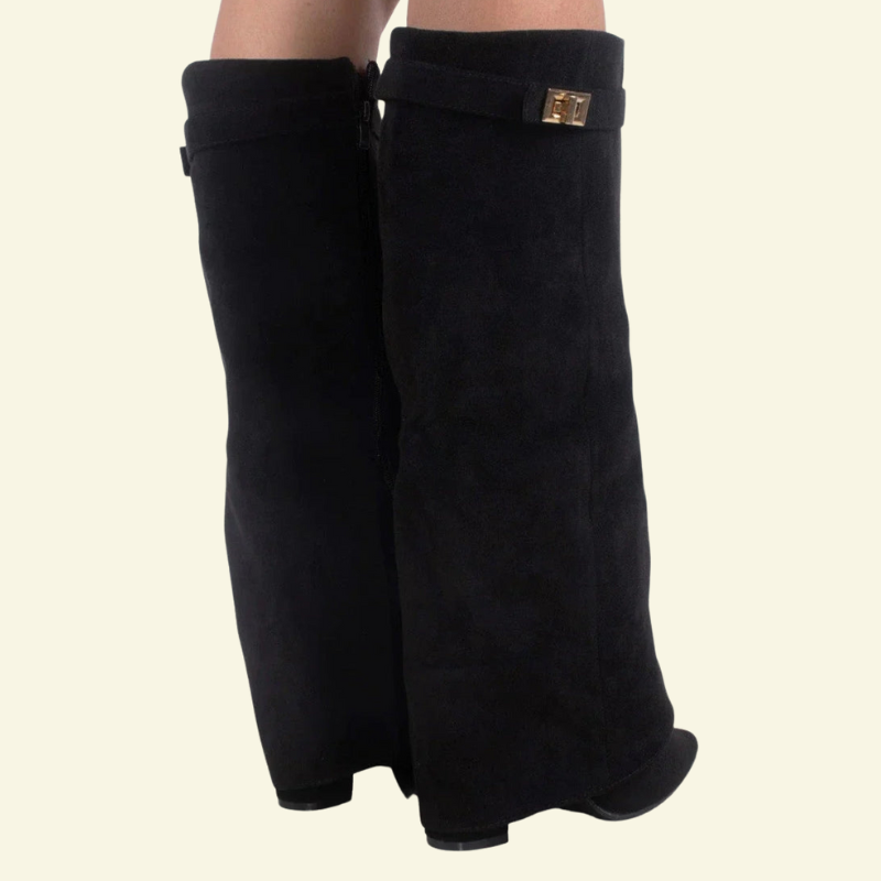 Czarne kozaki damskie na koturnie w widoku bocznym na modelce, matowe zamszowe wykończenie