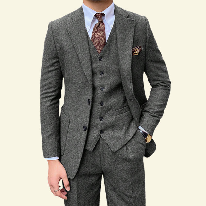 Model w ciemnoszarym trzyczęściowym garniturze, ujęcie od przodu.