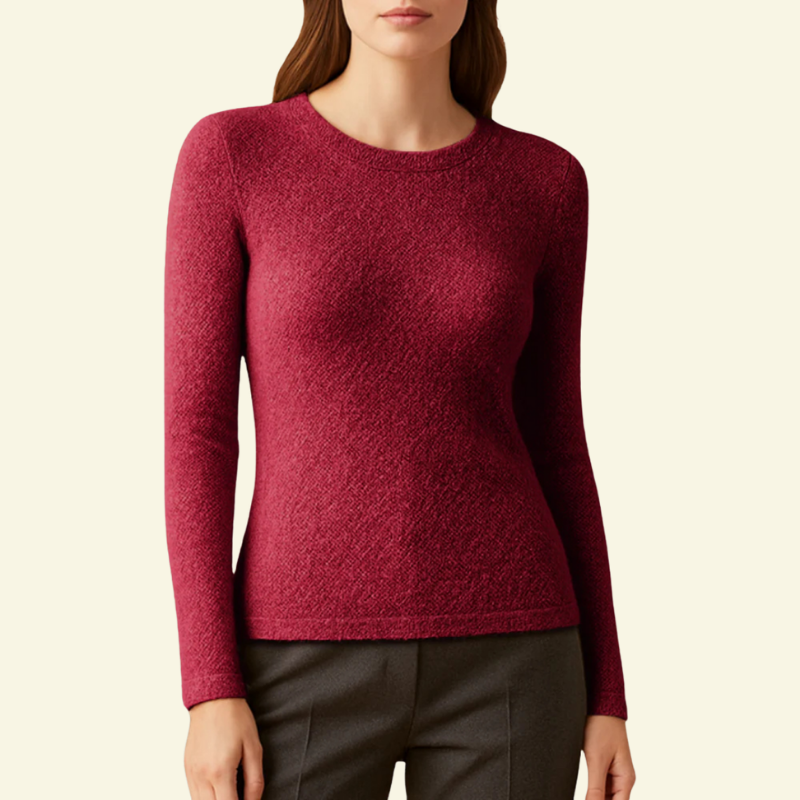 Modelka w swetrze w odcieniu winnej czerwieni; dopasowany fason i wyrazista, elegancka kolorystyka.